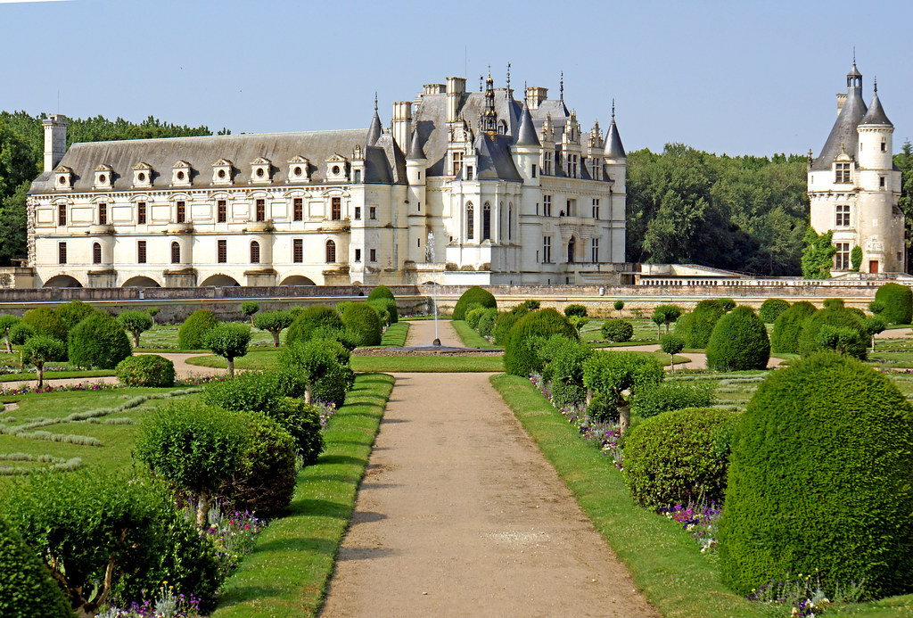 Terrasse extérieure aménagée avec de la végétation